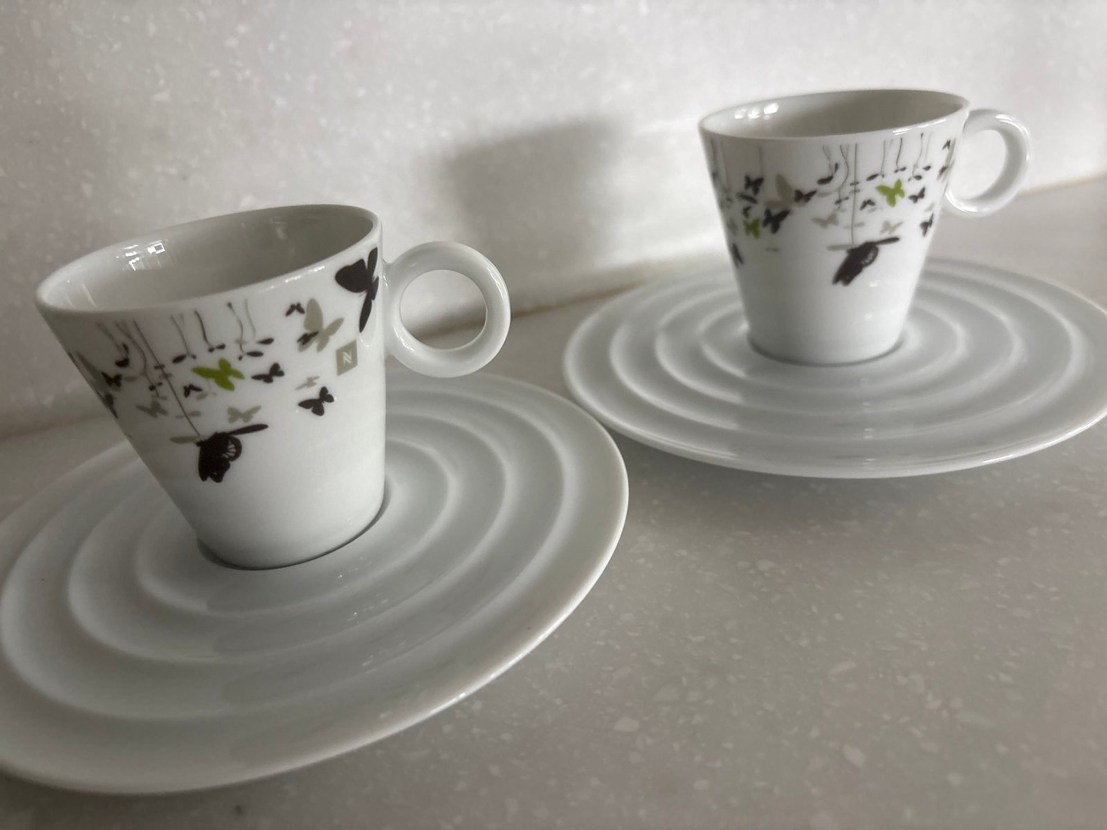 Nespresso Christian Ghion espresso kopjes met schotels, Overige merken, Ophalen of Verzenden, Zo goed als nieuw, Modern