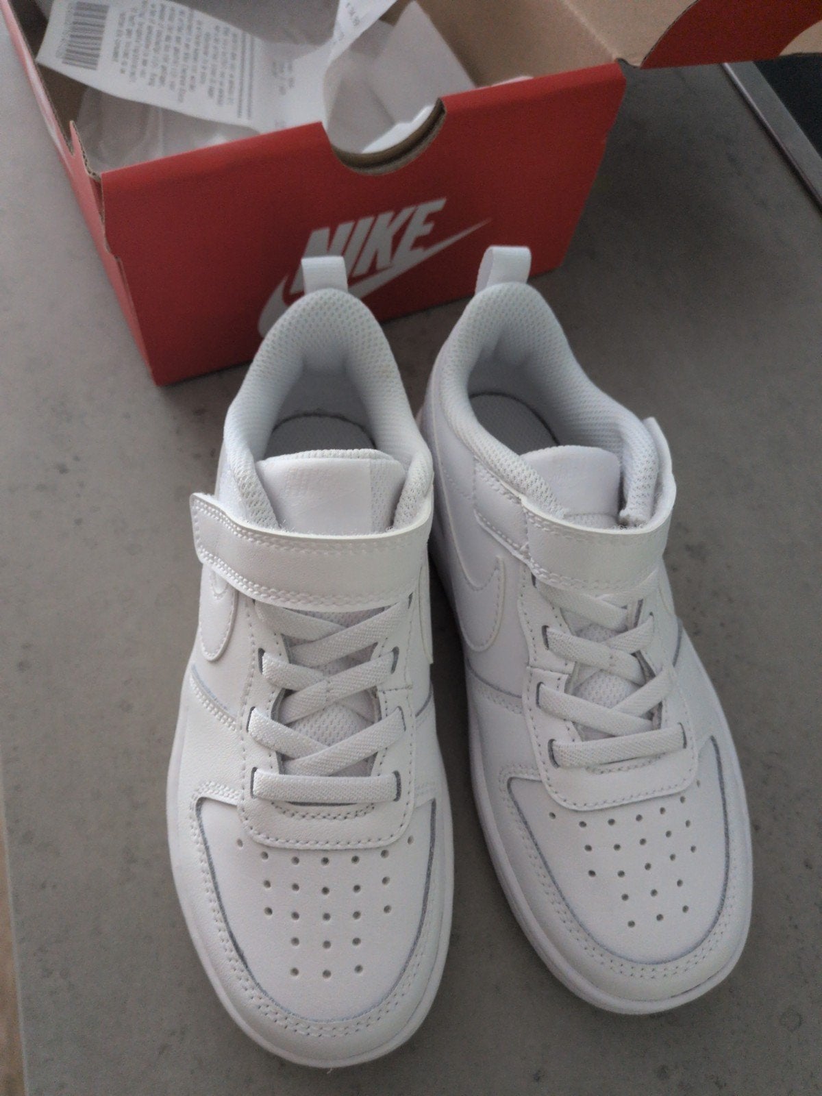Witte Nike schoenen maat 30 - Nooit gedragen!, Ophalen, Nieuw, Nike, Jongen of Meisje