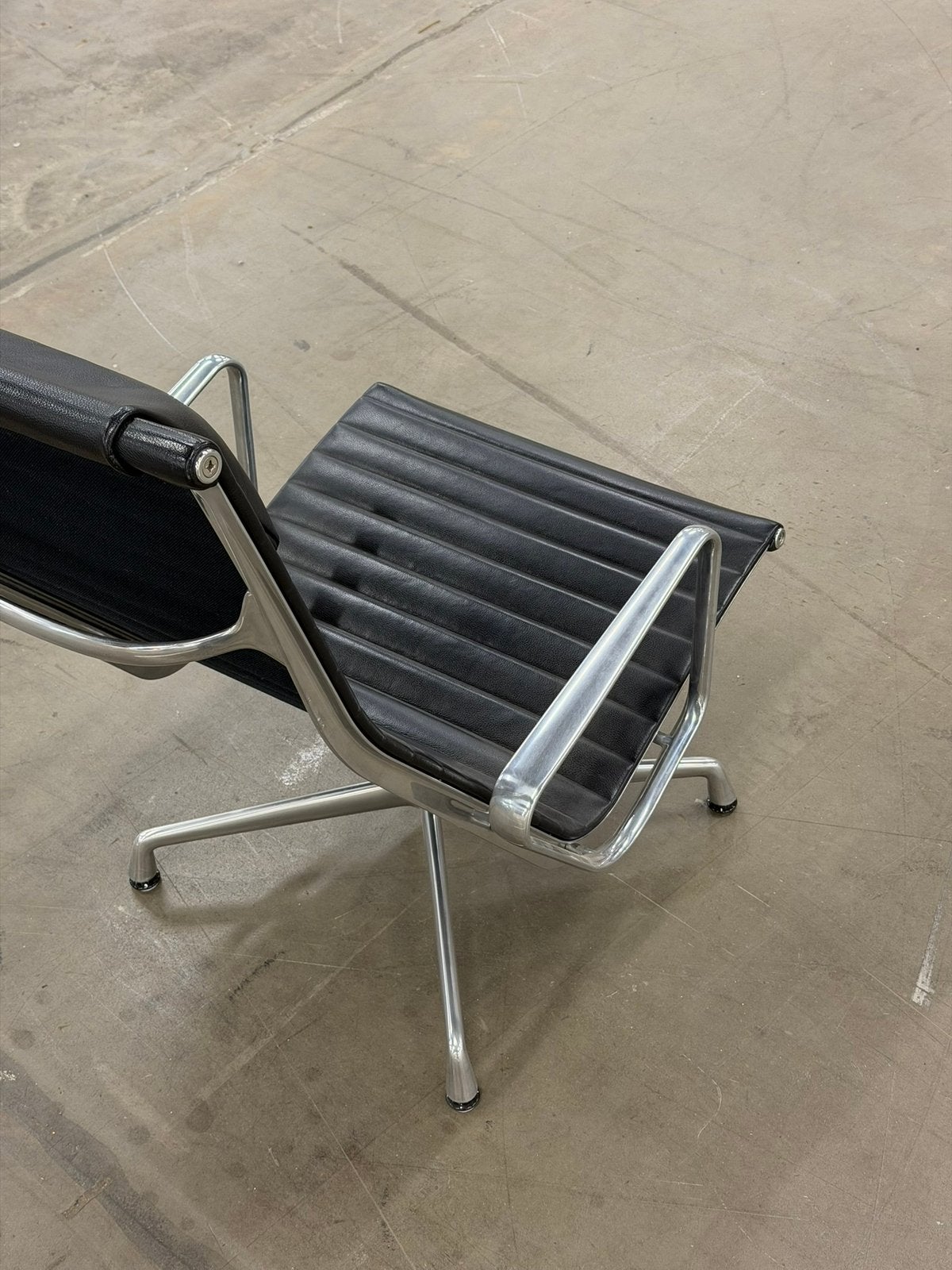 Vitra Eames EA124 | Zwart Leer I NIEUWSTAAT, Ophalen of Verzenden, Zo goed als nieuw, Leer, Lounge chair stoel ligstoel fauteuil