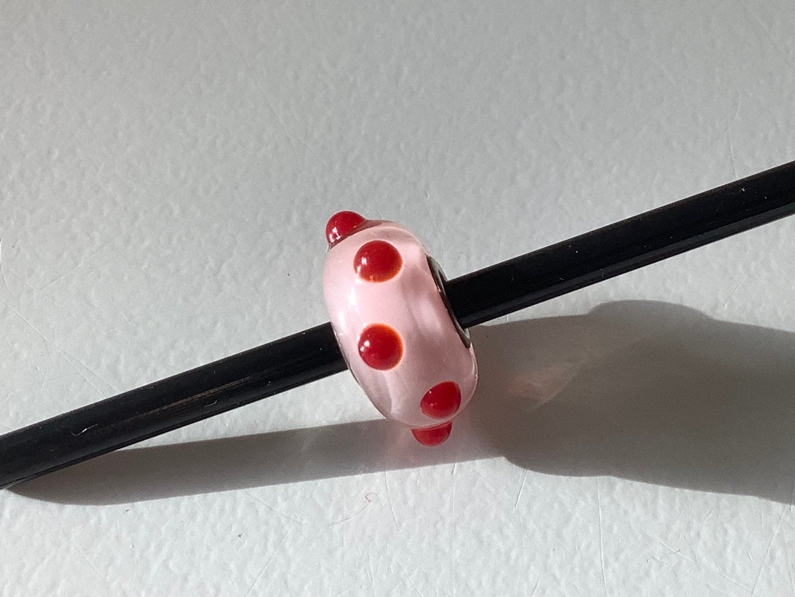 Trollbeads retired polka dots. Roze, met rode buds., Ophalen of Verzenden, Zo goed als nieuw, Glas of Kristal, Trollbeads