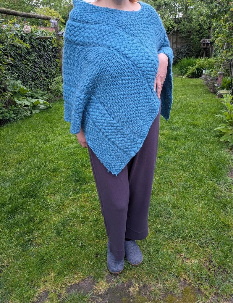 Zelfgebreide azuurblauwe poncho - Warm en stijlvol, Maat 38/40 (M), Blauw, Ophalen of Verzenden, Zo goed als nieuw