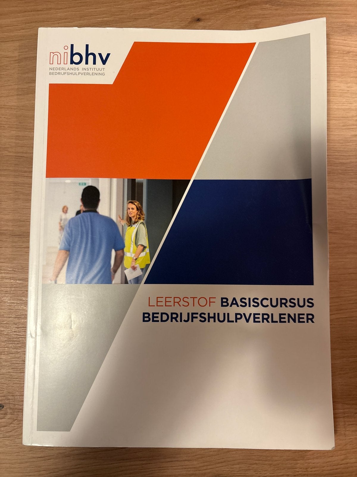 NIBHV Leerboek Basisscursus Bedrijfshulpverlener, Ophalen of Verzenden, Zo goed als nieuw, Overige niveaus