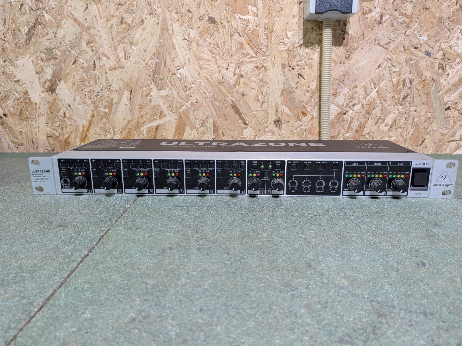 Behringer ZMX8210 8-kanaals 3-Bus Mic/Line Zone Mixer, Muziek en Instrumenten, Mengpanelen, Ophalen of Verzenden, Gebruikt, 5 tot 10 kanalen