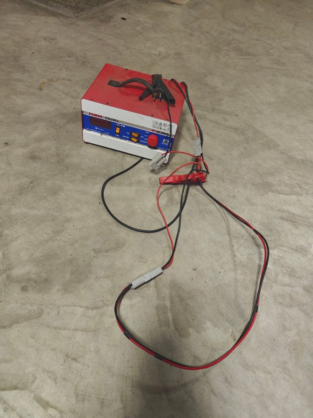 Ferve Dual F-2320 Acculader 12V/24V, Ophalen of Verzenden, Gebruikt, Universele onderdelen