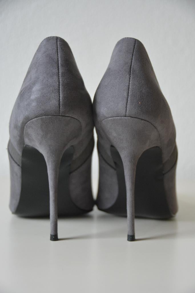 Stiltto's: Grijs suede pumps / hakken 41, Verzenden, Zo goed als nieuw, Grijs, Pumps
