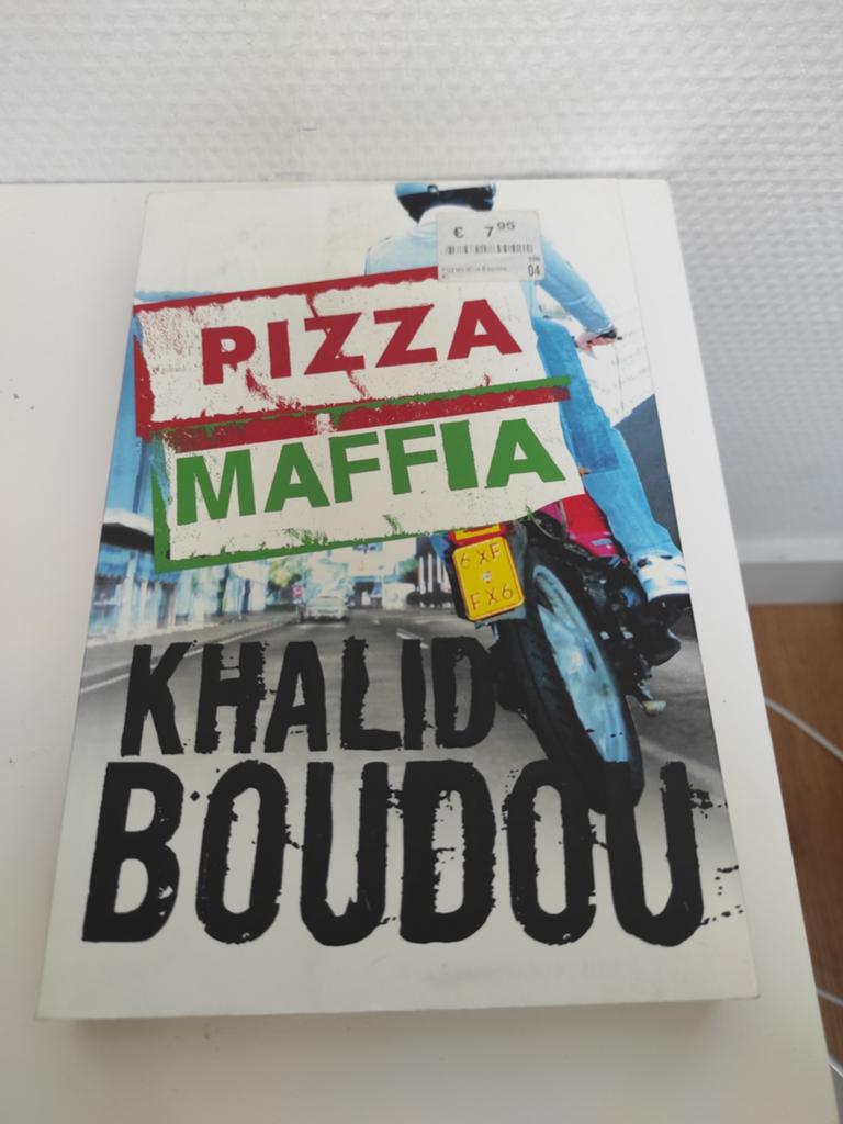 K. Boudou - Pizzamaffia, Ophalen of Verzenden, Zo goed als nieuw, K. Boudou