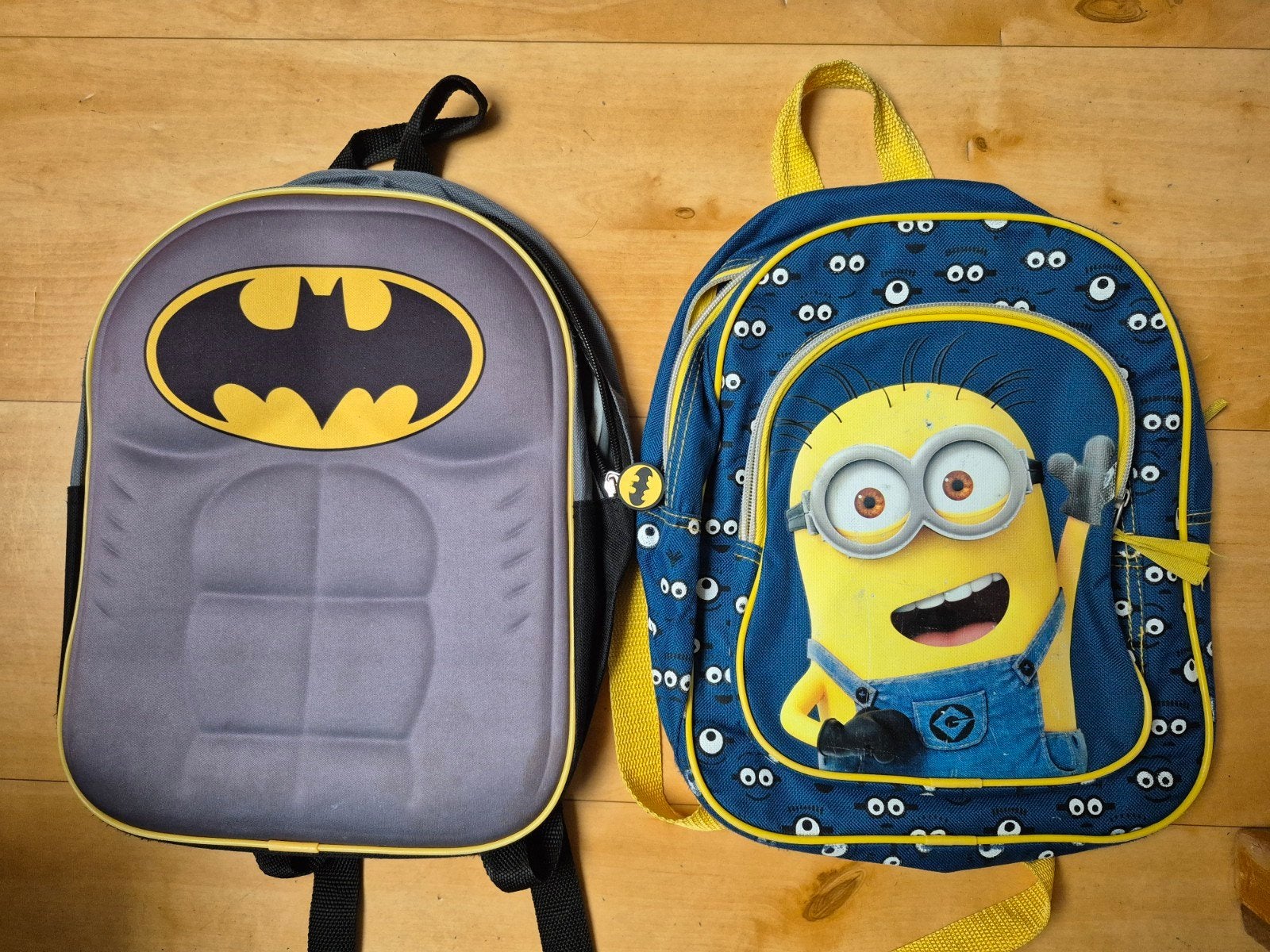 Schooltasjes Batman en Minions €2 per tas, Ophalen, Gebruikt, Rugtas