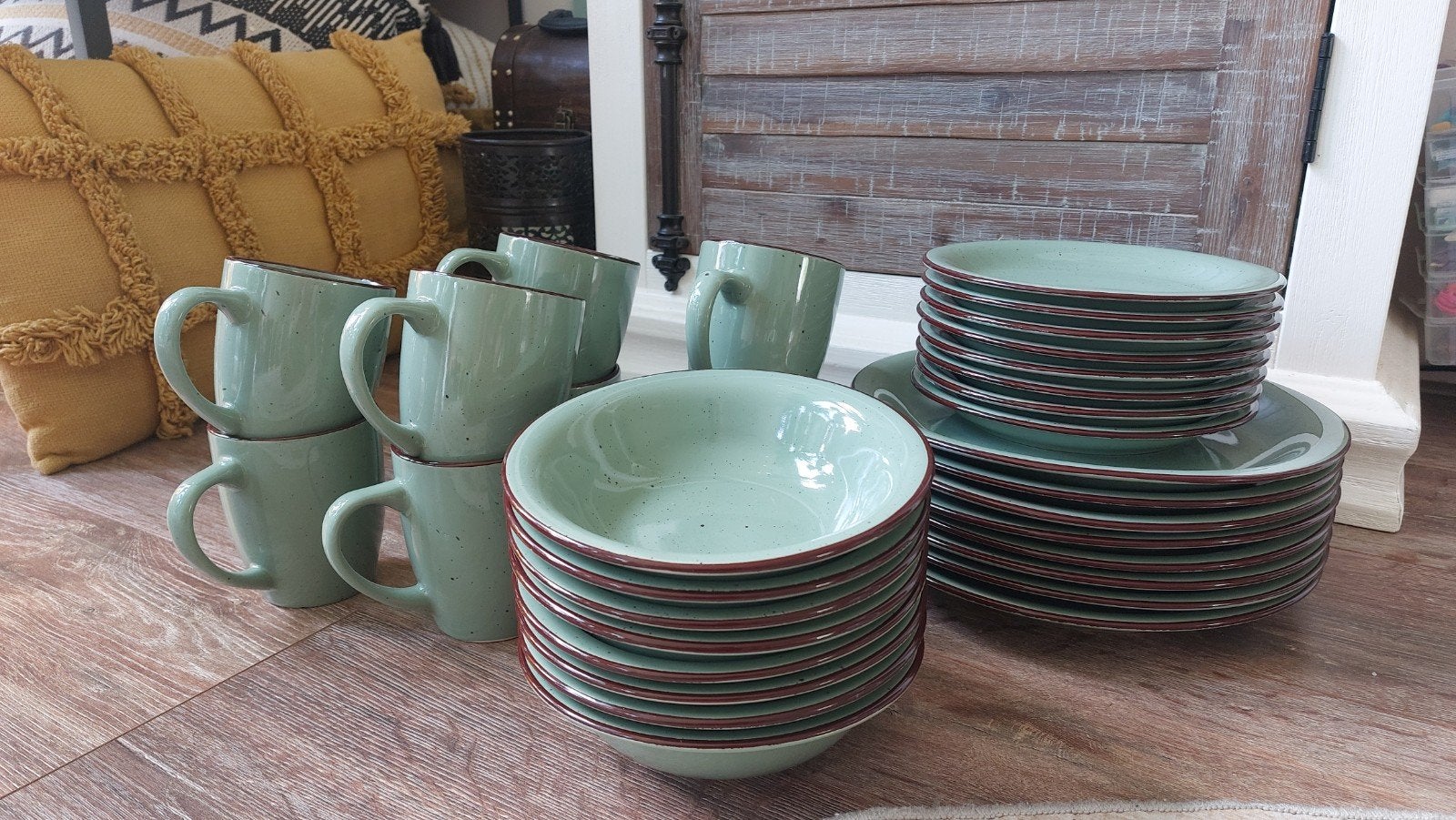 32-delig servies in mintgroen met bruine rand, Huis en Inrichting, Keuken | Servies, Ophalen, Overige merken, Zo goed als nieuw