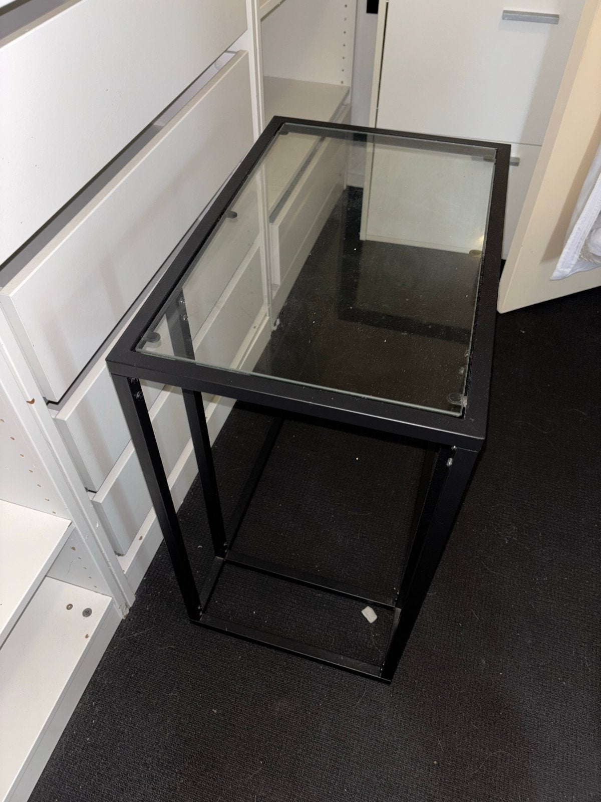 Zwart metalen bijzettafel met glazen blad, Ophalen, Gebruikt, Metaal of Aluminium, 55 tot 75 cm
