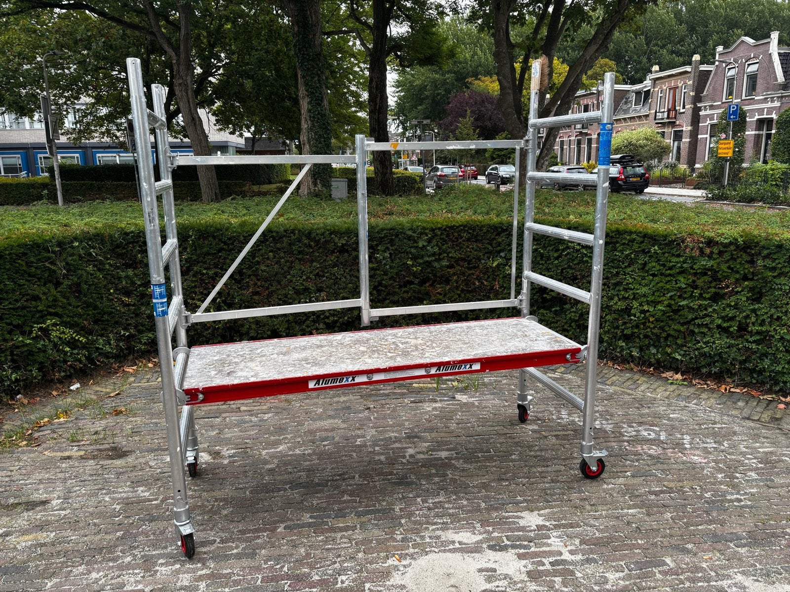 Kamersteiger te huur - Ideaal voor binnen- en buitenwerk, Doe-het-zelf en Verbouw, Steigers, Ophalen, Zo goed als nieuw, Rolsteiger of Kamersteiger