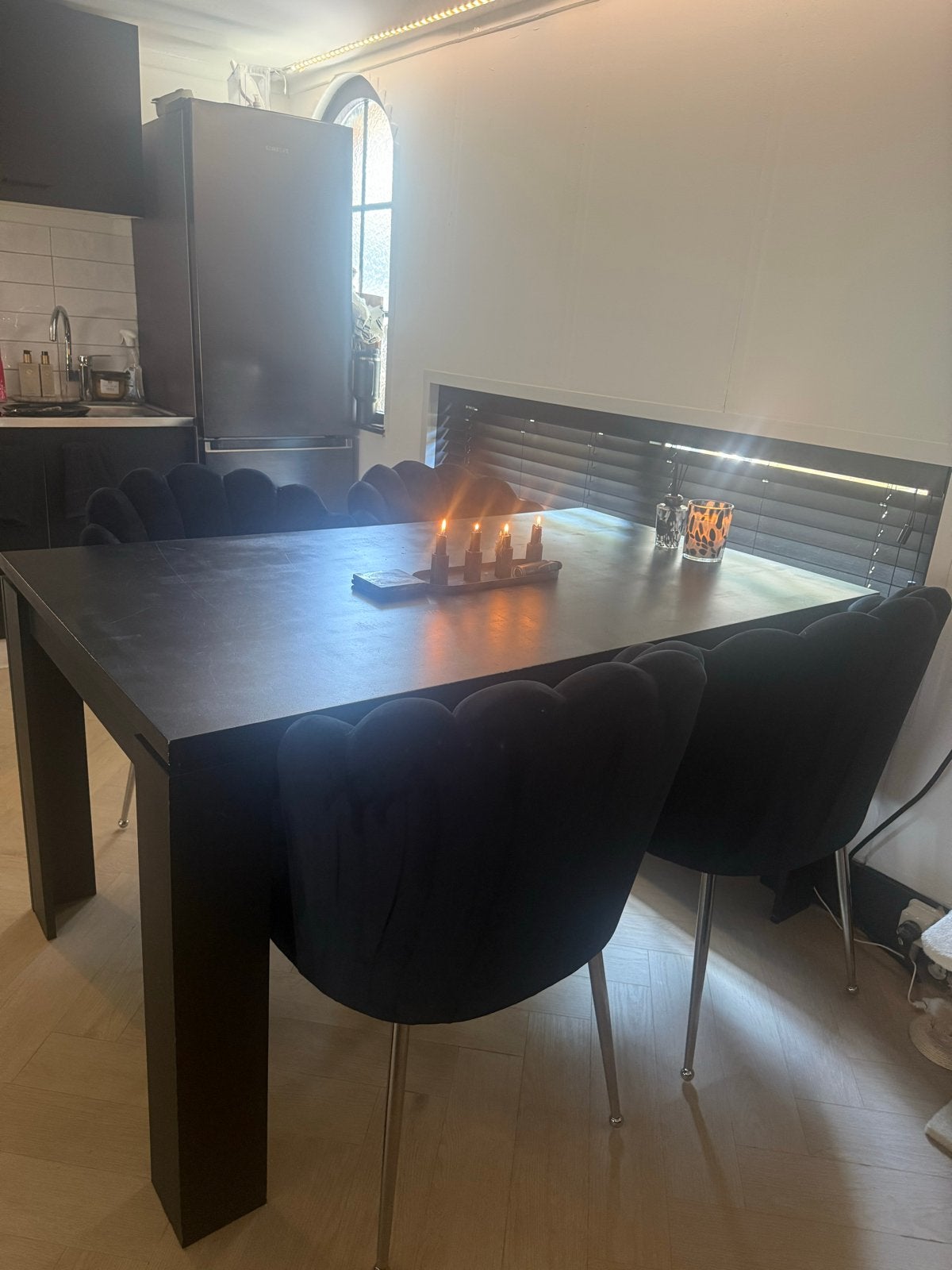 Moderne eettafel met 4 luxe velvet eetkamerstoelen zwart, Ophalen, Overige materialen, Gebruikt, 100 tot 150 cm