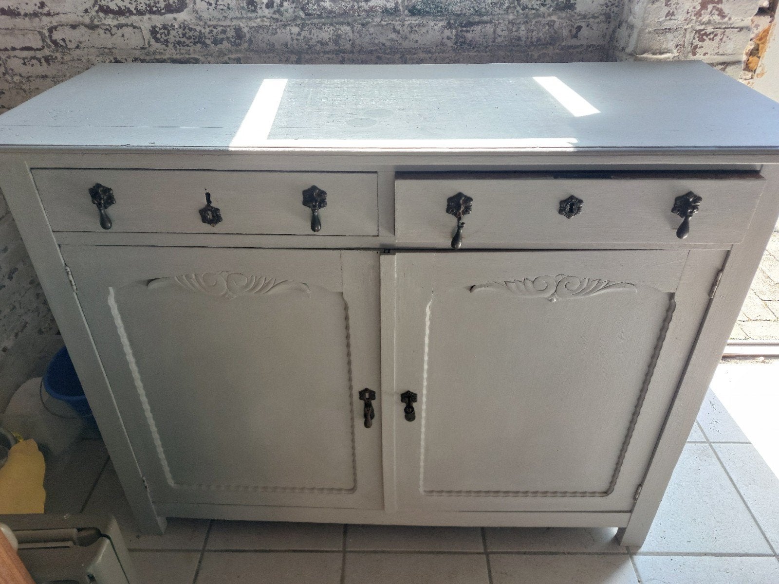 Vintage dressoir/kastje - licht grijs geverfd, Antiek en Kunst, Ophalen