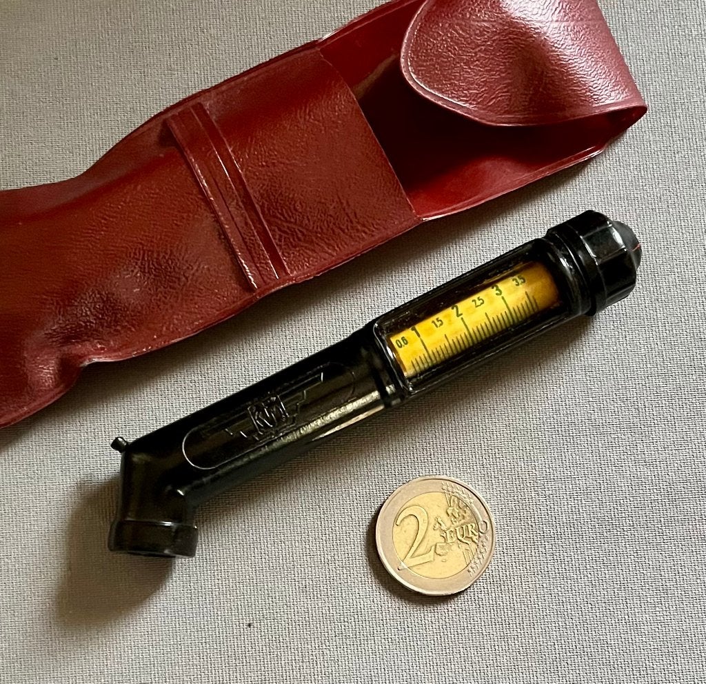Oude KMF Bandenspanningsmeter, Bakeliet, Motometer 'rip-off', Ophalen of Verzenden, Gebruikt