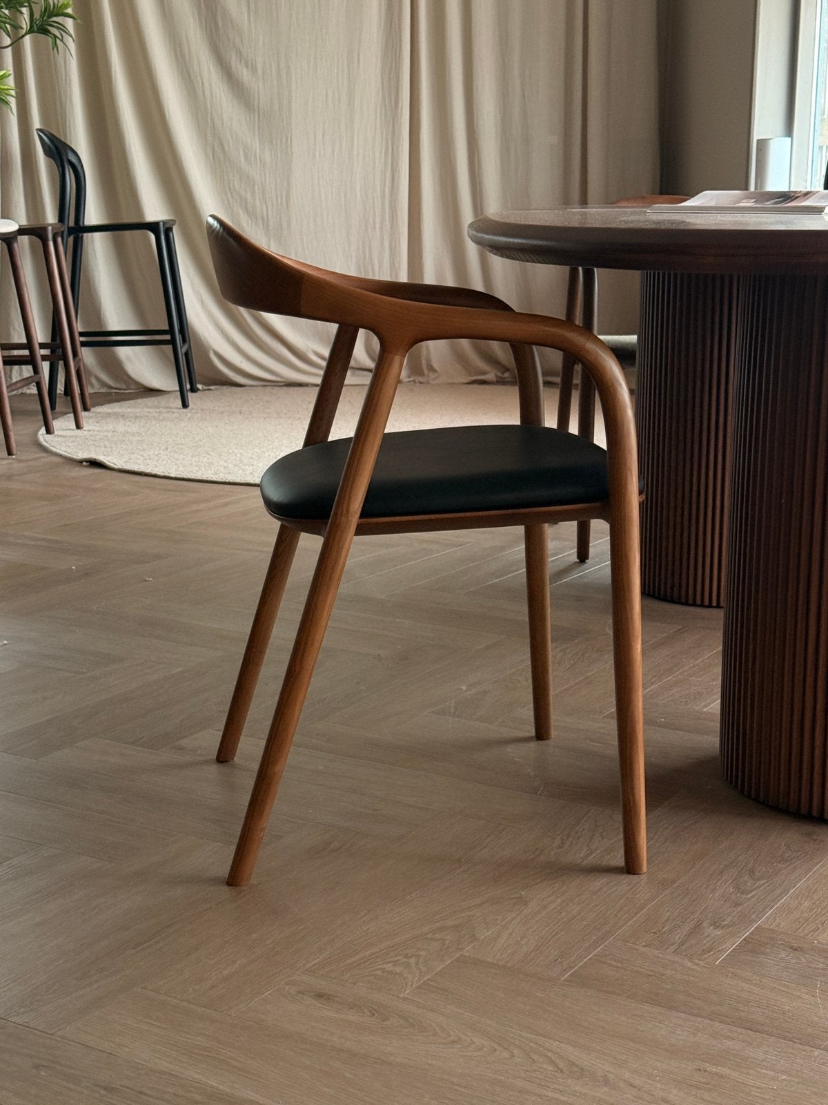 Design walnoot stoel - japandi walnoot - eiken - massief, Huis en Inrichting, Ophalen of Verzenden, Zo goed als nieuw, Bruin, Eén