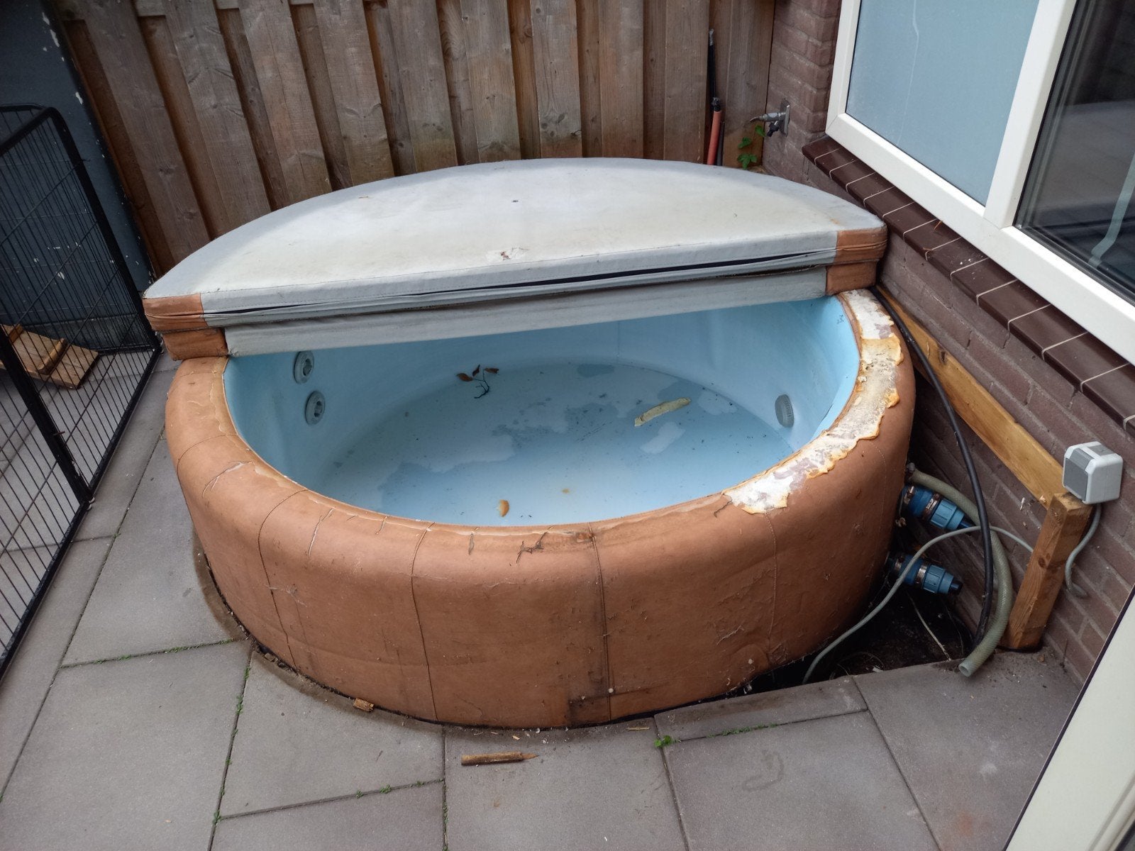 Inbouw Jacuzzi met Afdekzeil en Pomp, Ophalen of Verzenden, Gebruikt