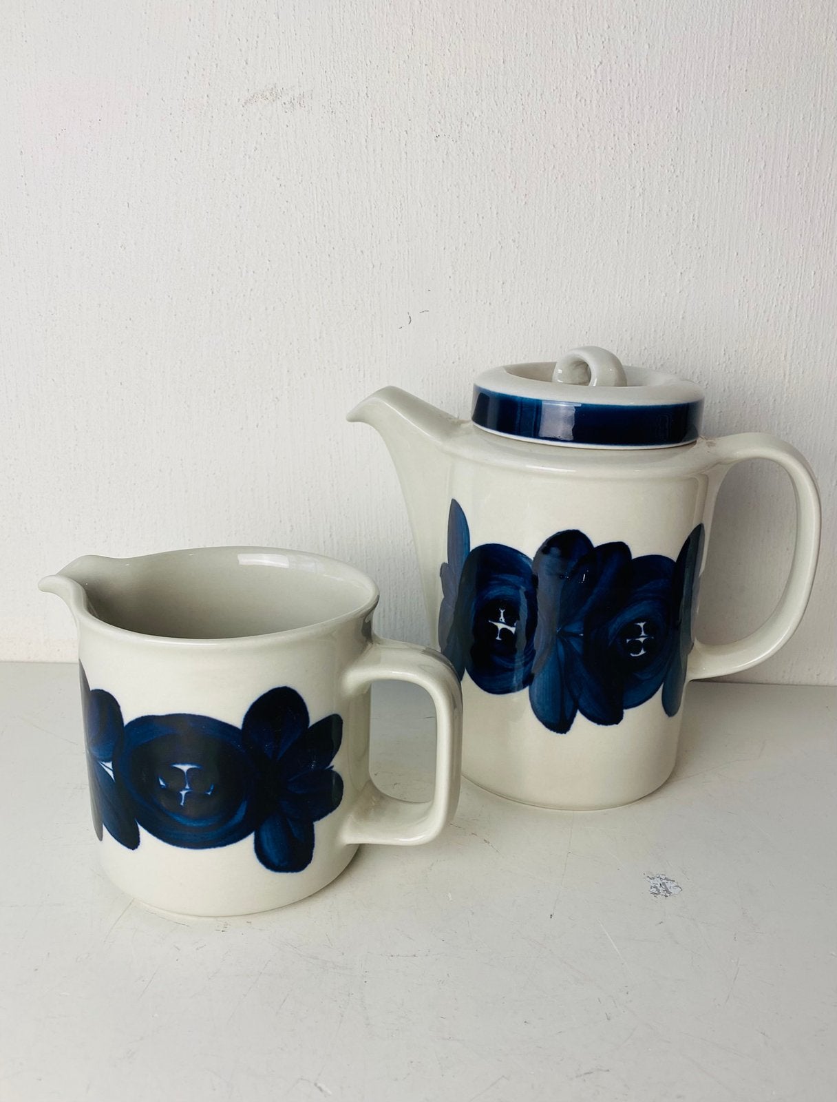 Arabia Finland koffiepot en kan , Rosmarin in blauw,  60’s, Finland, Overige typen, Ophalen of Verzenden, Zo goed als nieuw