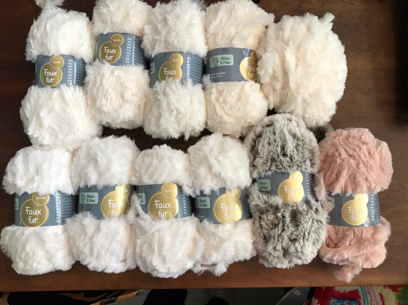 11 bollen Faux Fur voor 16,50 euro, Ophalen of Verzenden, Nieuw, Breien of Haken, Wol of Garen