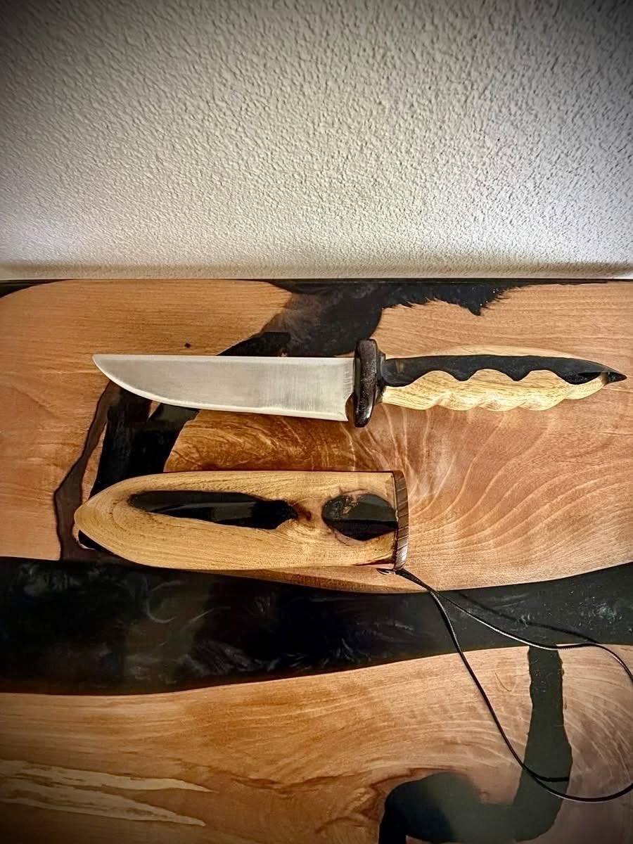 Handgemaakt mes met houten handvat en schede, Verzamelen, Militaria | Algemeen, Ophalen of Verzenden, Overige soorten, Nederland