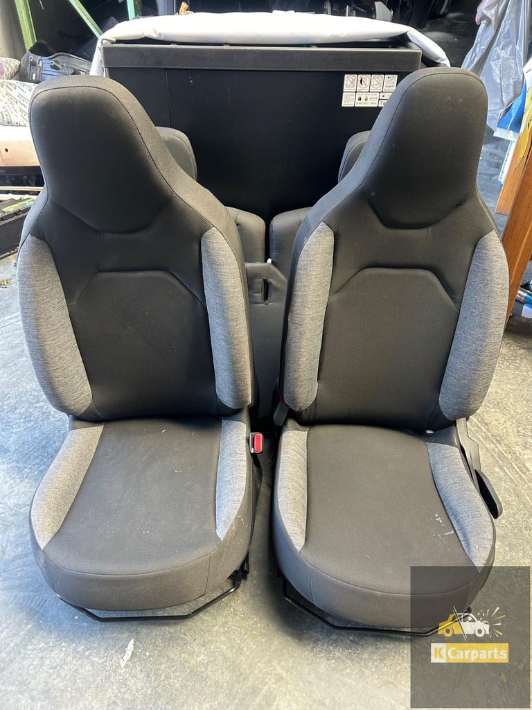 Toyota Aygo X stoelen set bekleding hoogte verstelbaar, Auto-onderdelen, Interieur en Bekleding, Toyota, Gebruikt, Ophalen of Verzenden
