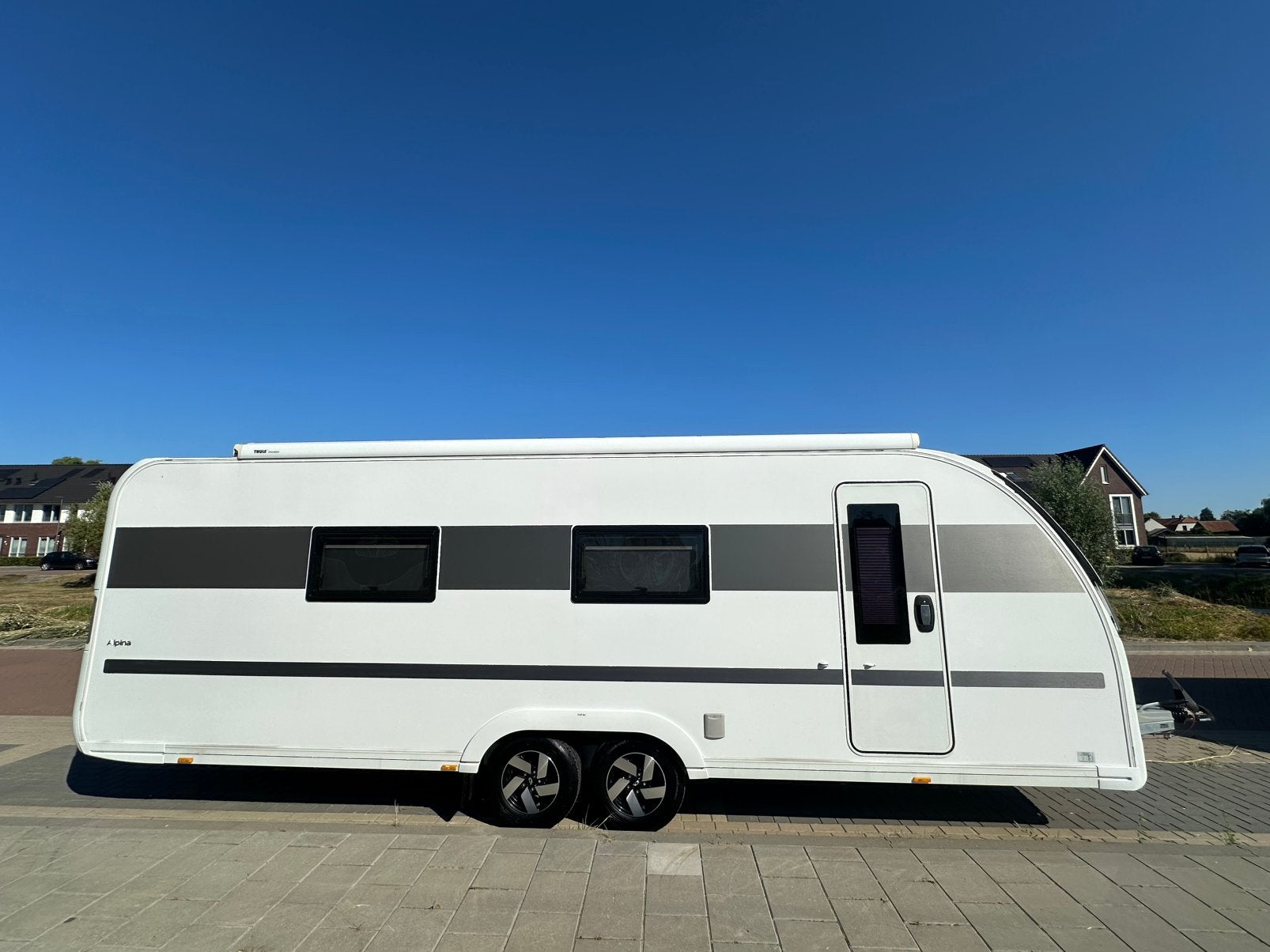 Adria Alpina 663HT 2023 luifel/airco/oven enz, Caravans en Kamperen, Caravans, Rondzit, Bedrijf, 6 tot 7 meter, 1500 - 2000 kg