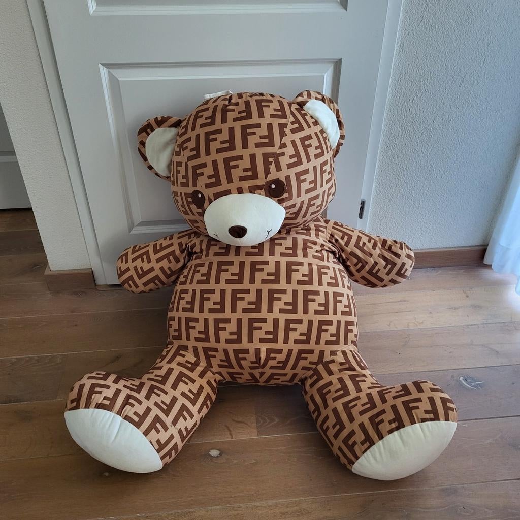 Grote Fendi teddybeer - Zo goed als nieuw, Kinderen en Baby's, Speelgoed | Knuffels en Pluche, Overige merken, Overige karakters
