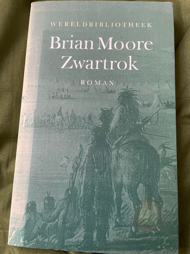 Brian Moore - Zwartrok, Boeken, Ophalen of Verzenden, Gelezen, Nederland