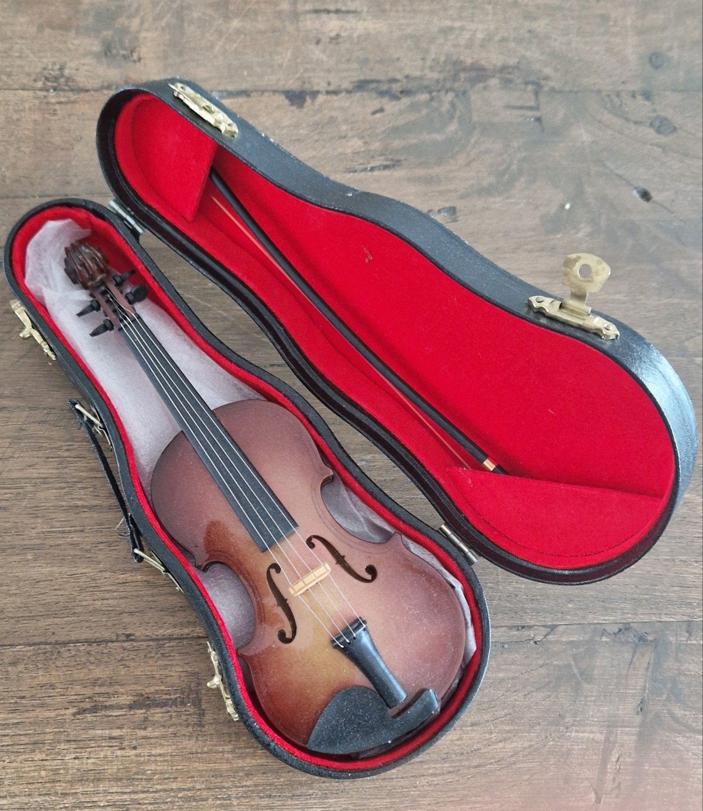 Viool met muziekdoos en strijkstok, Ophalen