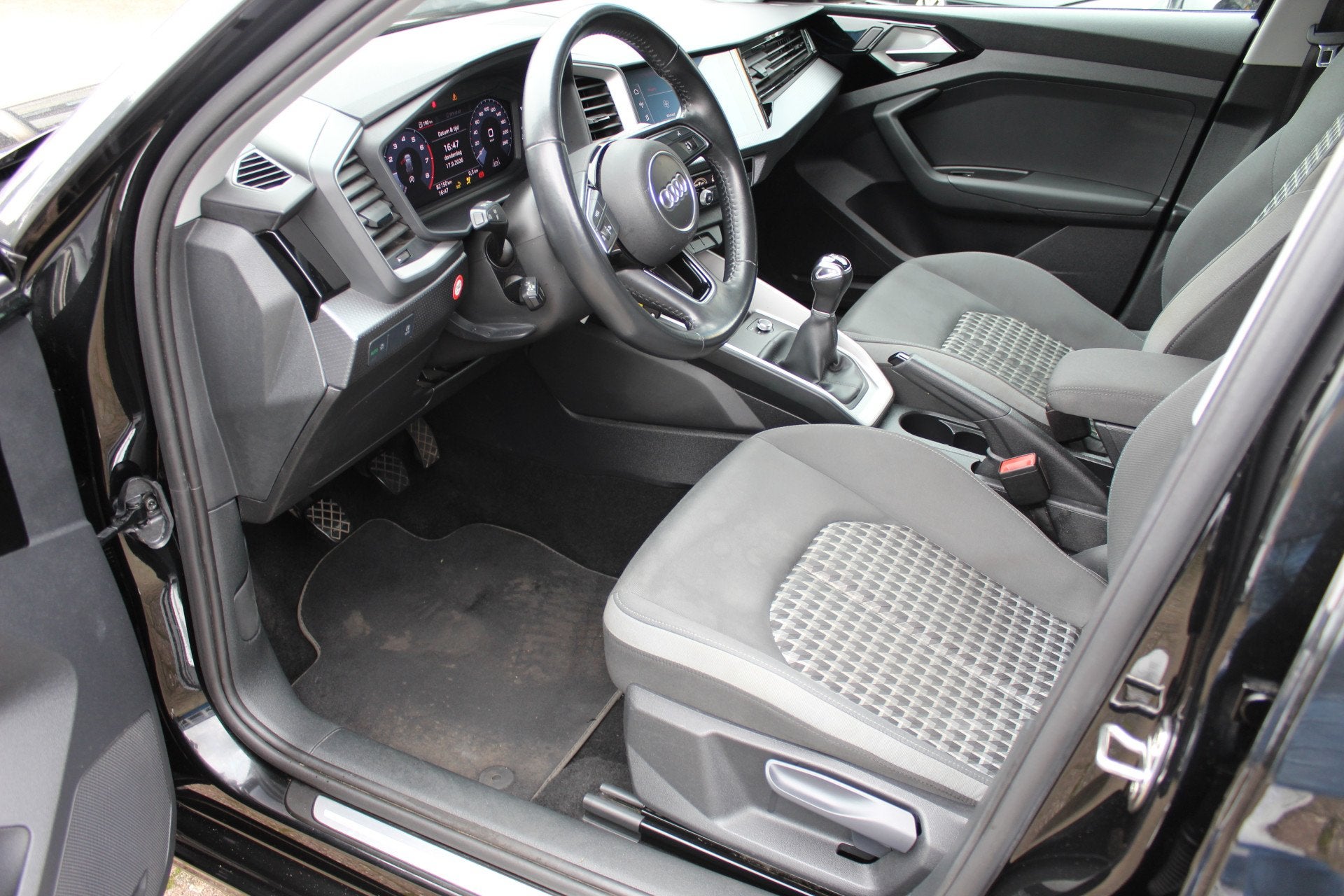 Audi A1 Sportback 25 TFSi "Advanced" Clima - Cruise - 5 deur, Voorwielaandrijving, Dealer onderhouden, Stof, Zwart