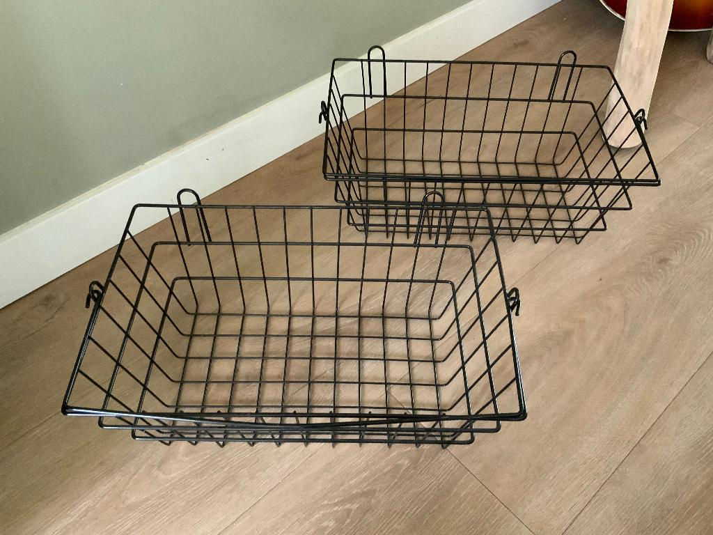 2 zwarte ijzeren mandjes, Huis en Inrichting, Woonaccessoires | Schalen en Manden, Overige materialen, Gebruikt, Mand, Ophalen of Verzenden