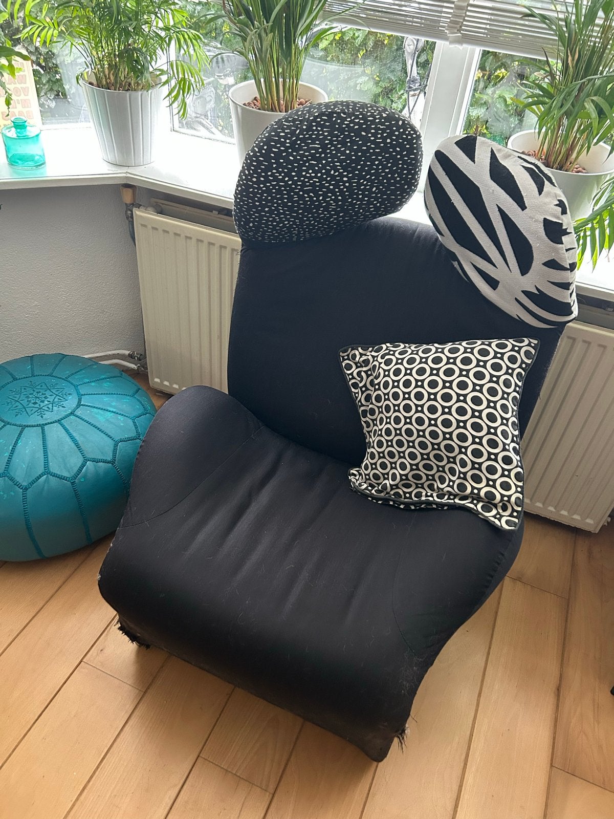 Zwarte stoel met beschadigde onderhoes. De Cassina Wink., Huis en Inrichting, Gebruikt, Zwart, Ophalen of Verzenden, Eén
