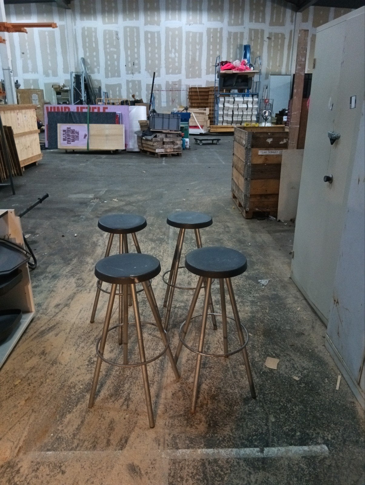 4  industriële barkrukken, 2 krukken, Ophalen, 60 tot 90 cm