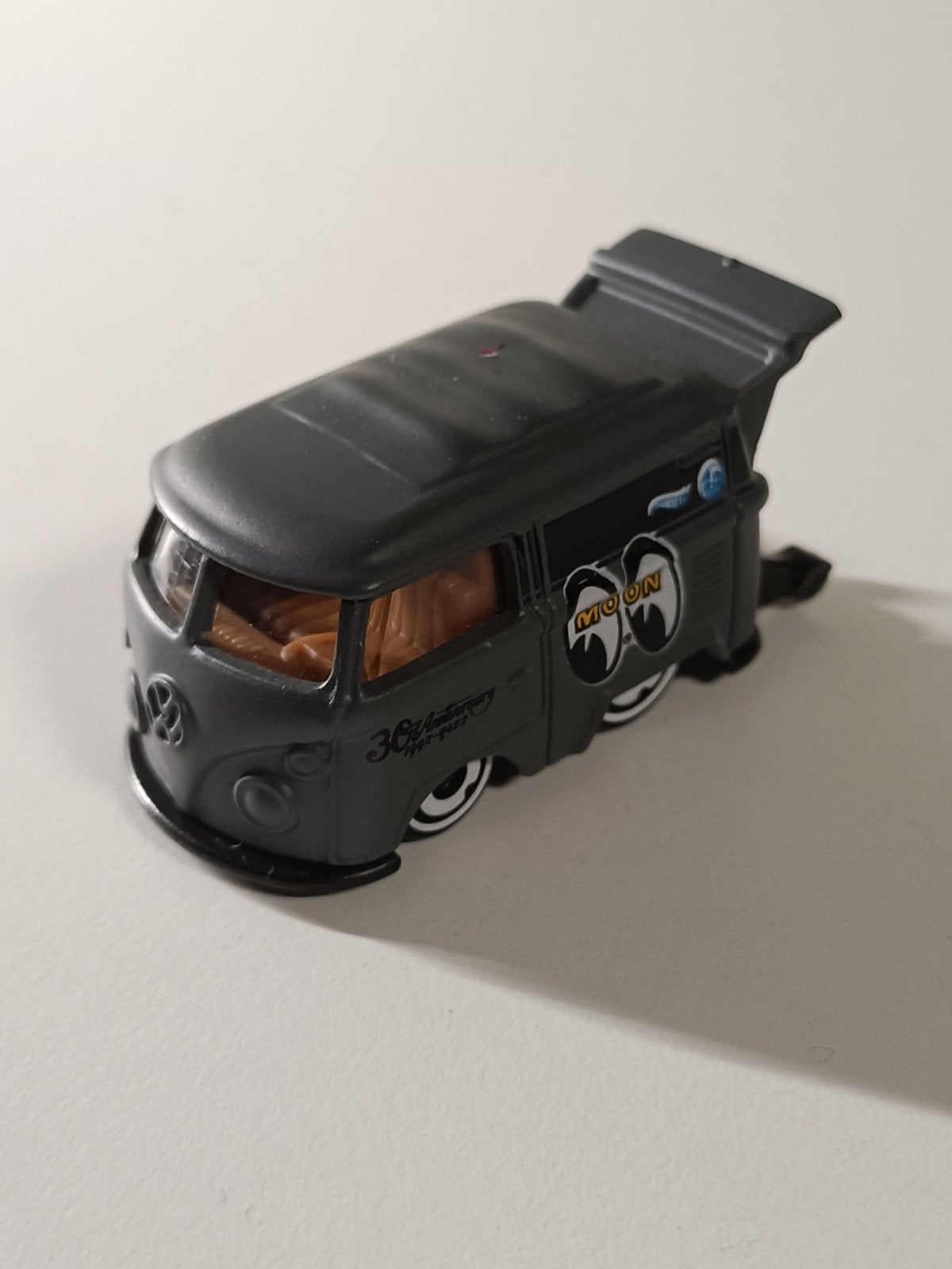 Hot Wheels Volkswagen Kool Kombi MOONEYES, Ophalen of Verzenden, Zo goed als nieuw, Auto
