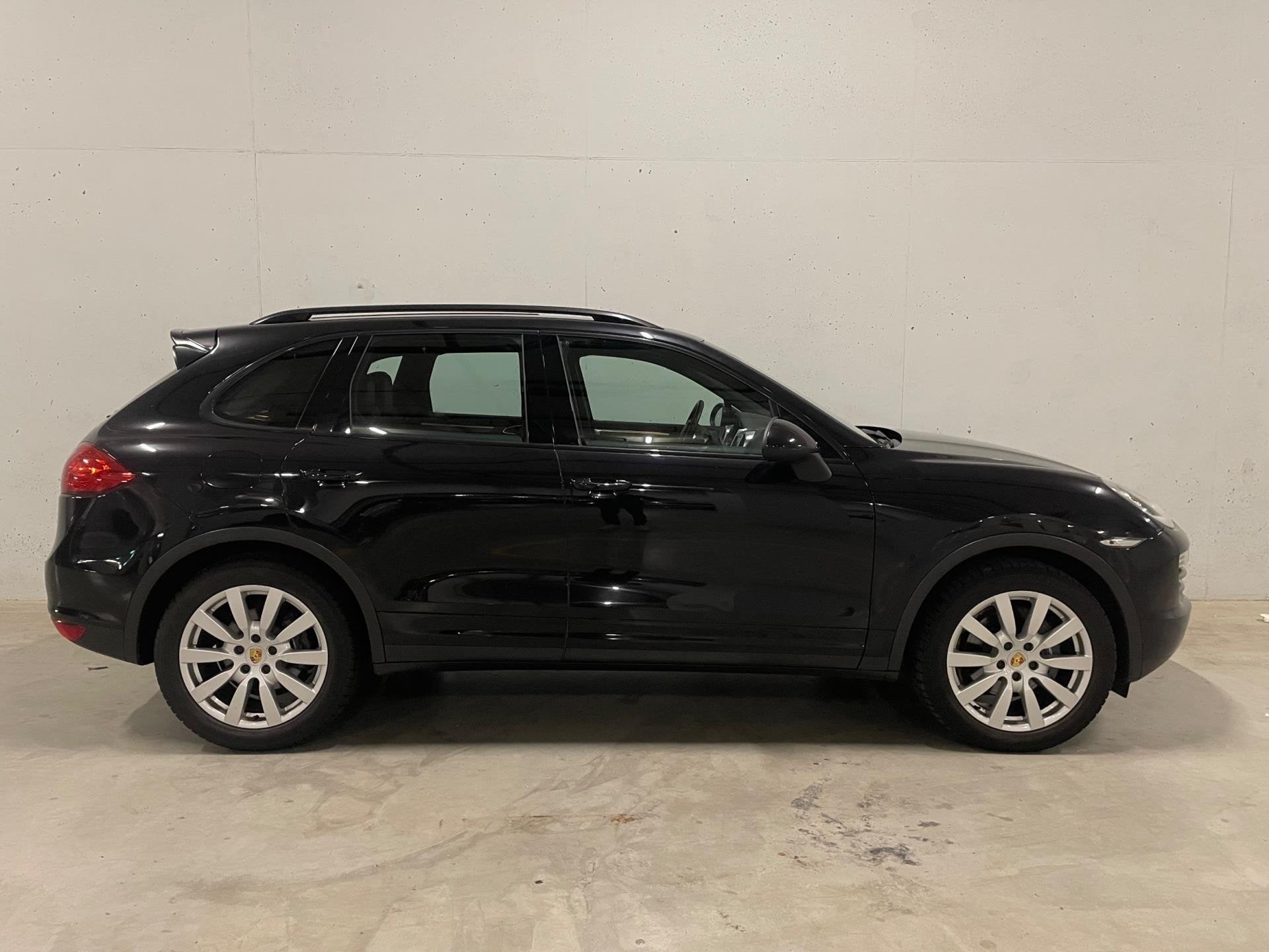 Porsche Cayenne 3.0 D 1e eigenaar BTW 21% Luchtvering, Auto's, Automaat, Gebruikt, 255 €/maand, Zwart