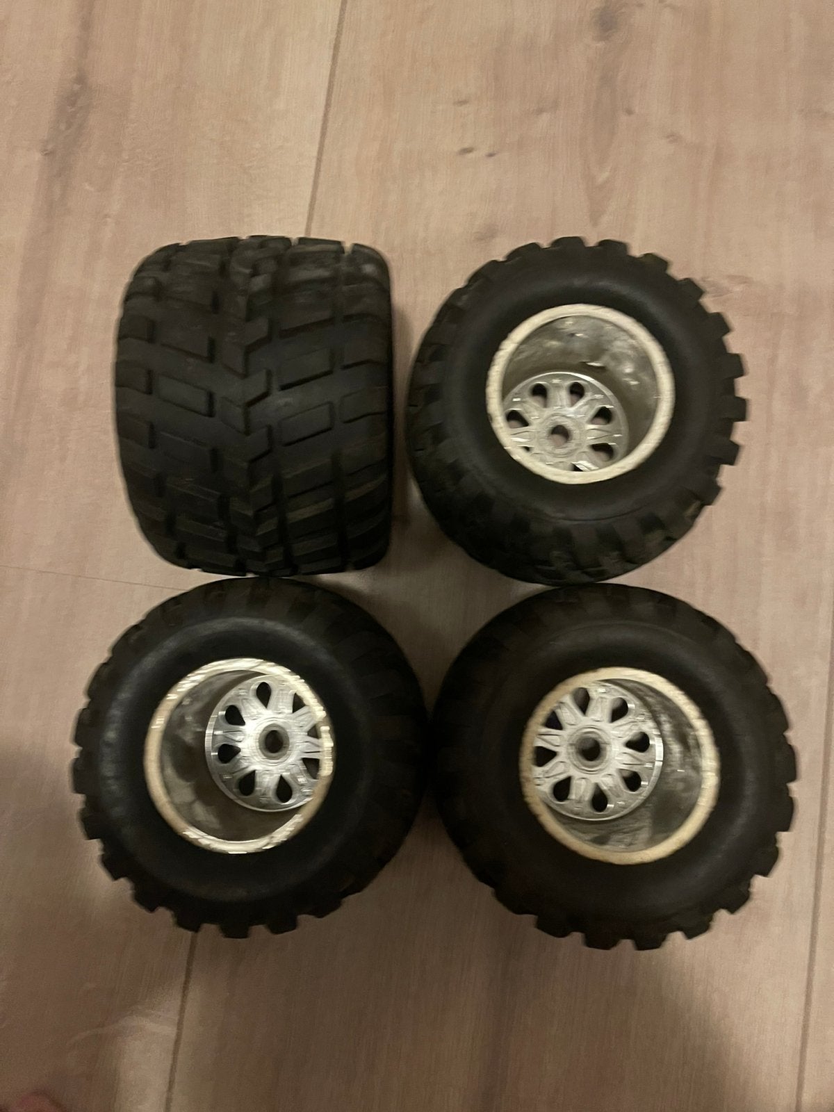 MonsterTruck Wielen 1/8 17mm Hex, Ophalen, Zo goed als nieuw, Overige schalen, Onderdeel