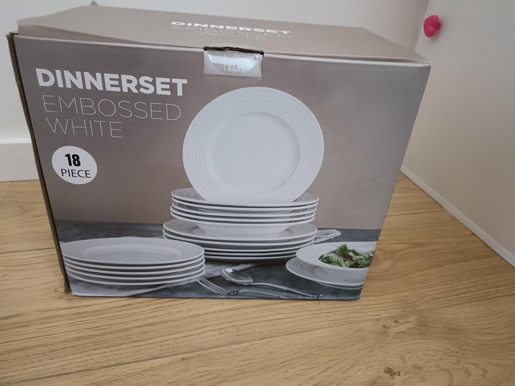 Nieuw 18-delig wit servies - Embossed Dinner Set, Ophalen, Keramiek, Nieuw, Effen