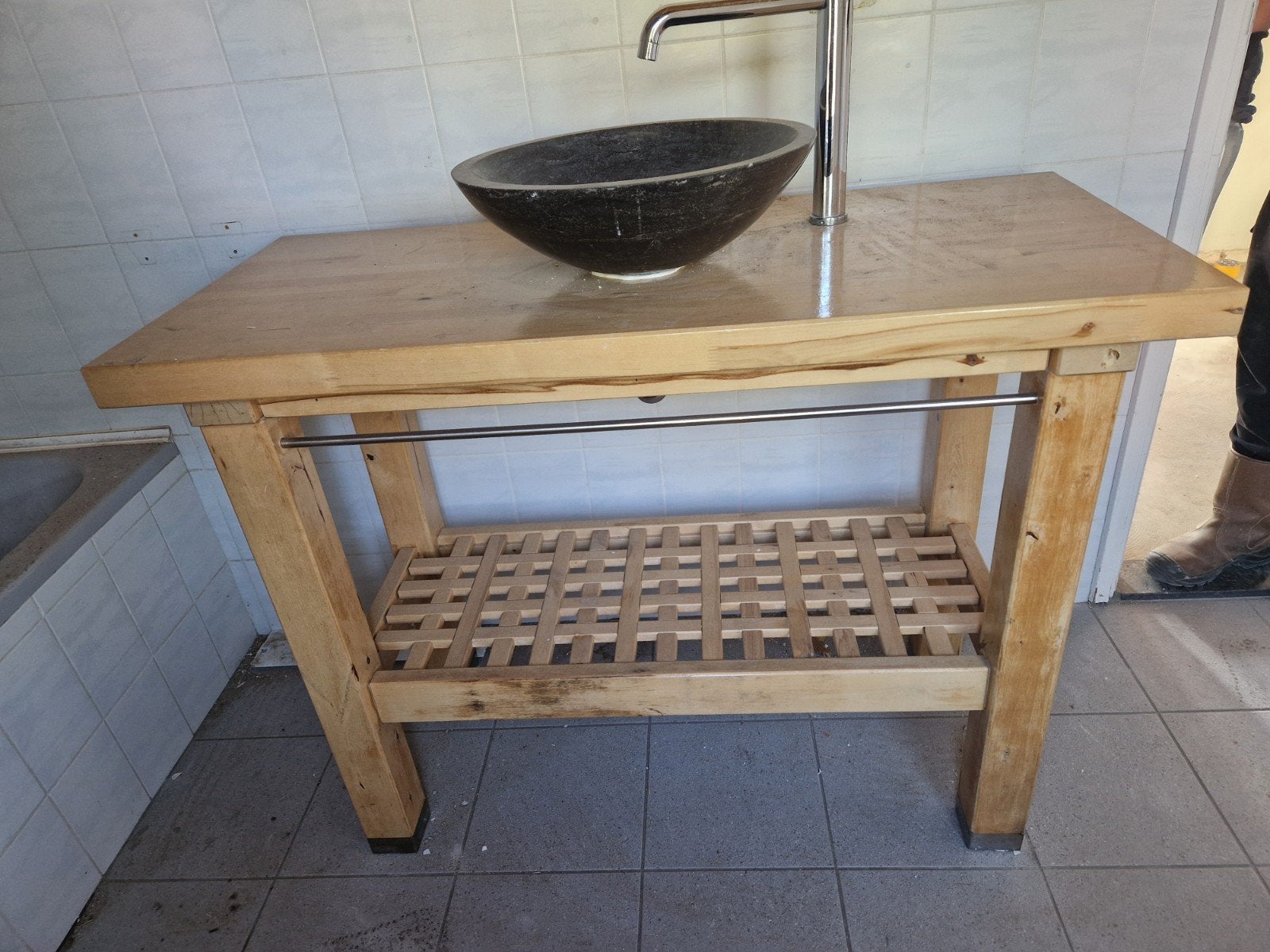 Massief houten badmeubel met moderne opzetwastafel en kraan, Ophalen, Nieuw, Minder dan 100 cm, Wastafelkast