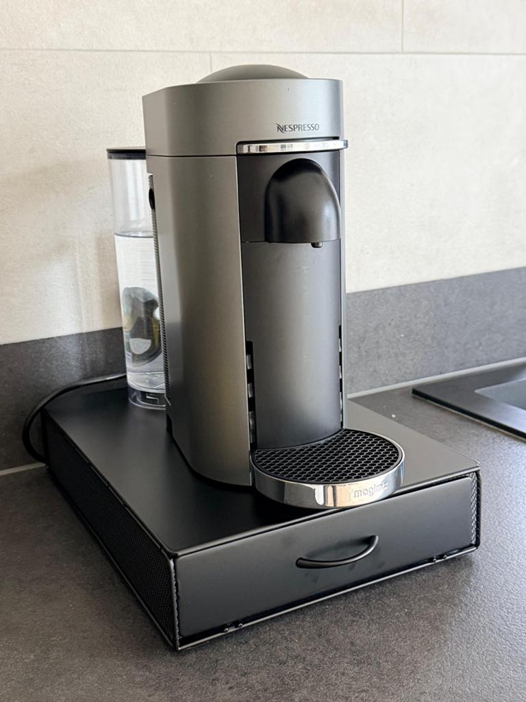 Magimix Nespresso Vertuo Plus Deluxe Titan, Ophalen, Zo goed als nieuw, Espresso apparaat