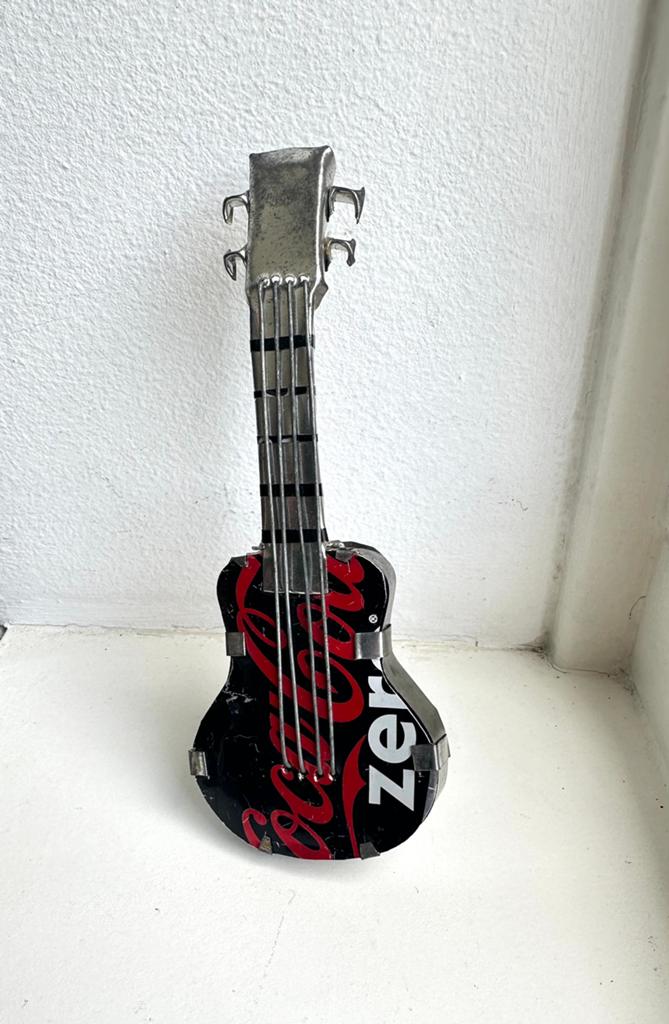 UNIEK - GITAAR uit blikje cola gesneden, Muziek en Instrumenten, Ophalen of Verzenden, Zo goed als nieuw