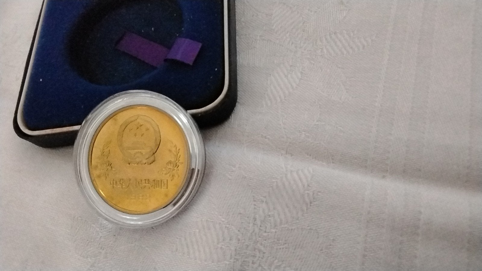 Gouden munt 16.6mm in cassette, Ophalen of Verzenden, Zuidoost-Azië