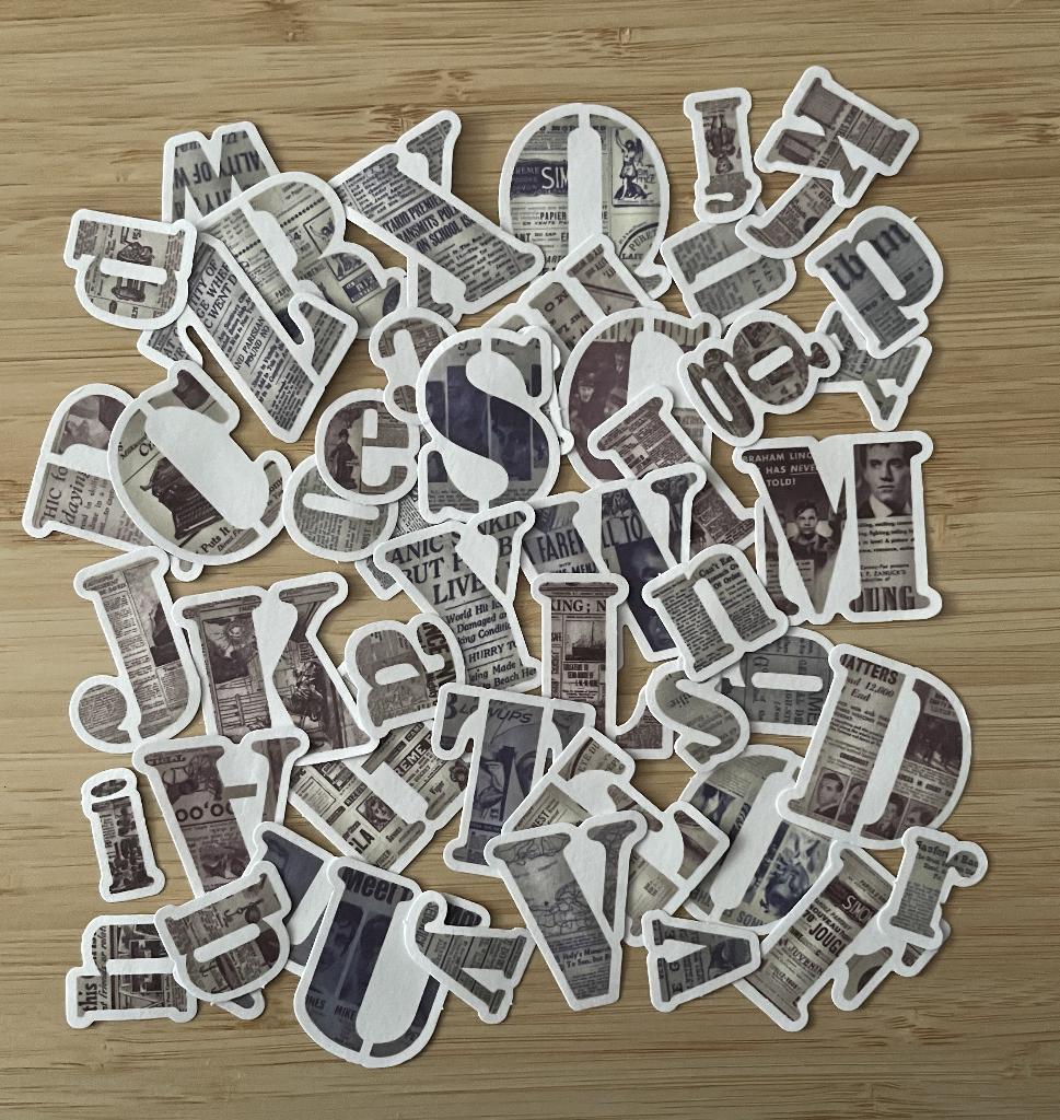 Alfabet oude kranten papier stickers, Verzenden, Nieuw, Meerdere stickers