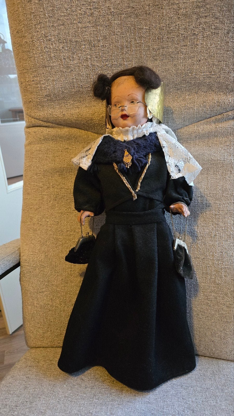 Antieke pop met bril en klederdracht, Verzamelen, Poppen, Ophalen, Gebruikt, Pop