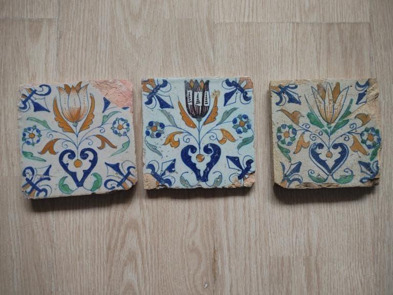 3 x 17e eeuwse polychrome TULP  tegel in vaas, Ophalen of Verzenden