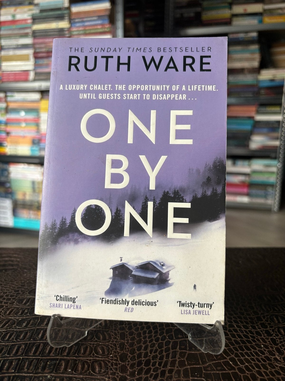 One By One - Ruth Ware (Thriller), Ophalen of Verzenden, Zo goed als nieuw, Wereld overig