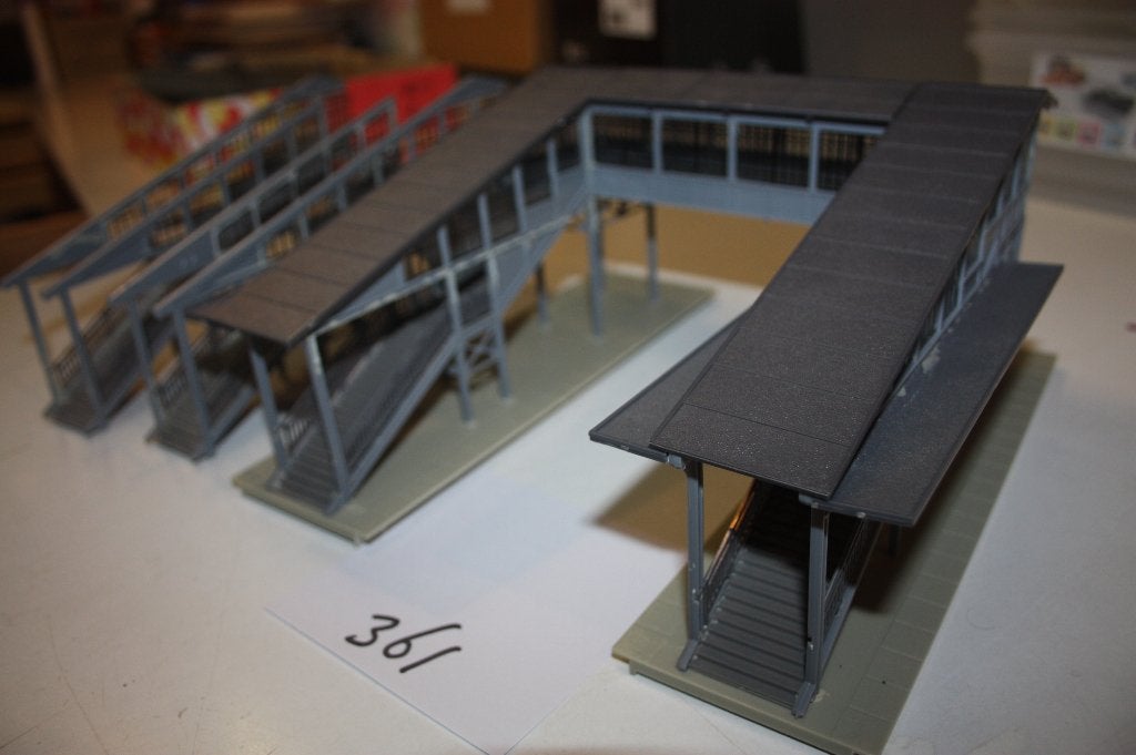 361: HO overdekte loopbrug plus 2 extra incomplete trapdelen, Hobby en Vrije tijd, Modeltreinen | H0, Overige merken, Gebruikt
