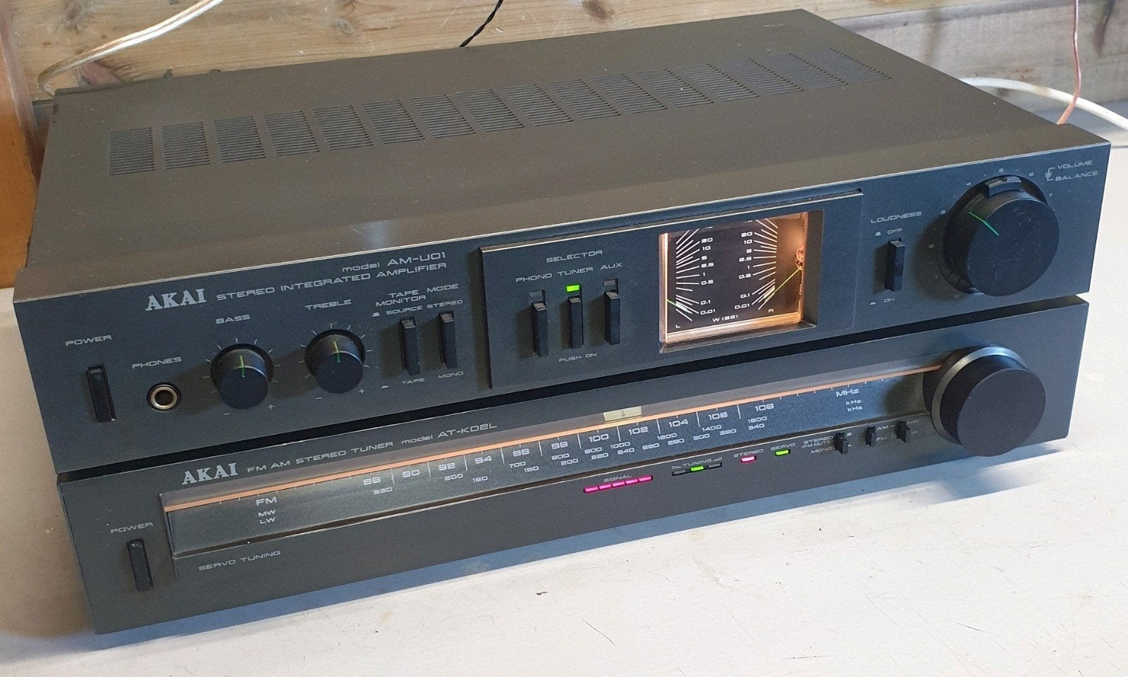 Akai am-u01 versterker + tuner at-k02l in mooie staat, Ophalen of Verzenden
