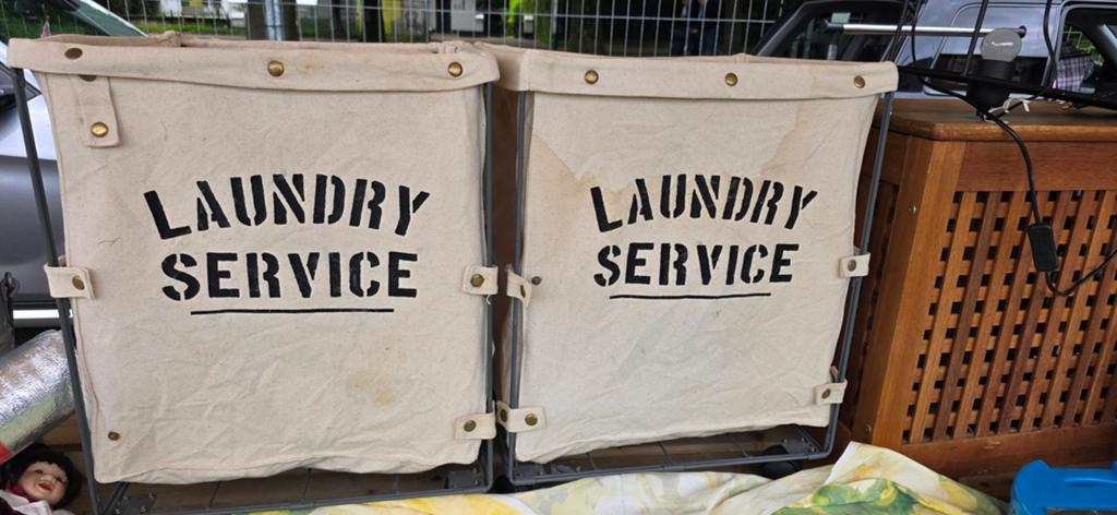 2 kleding mandjes wasmand op wielen opbergmand bijna gratis, Ophalen of Verzenden, Wit