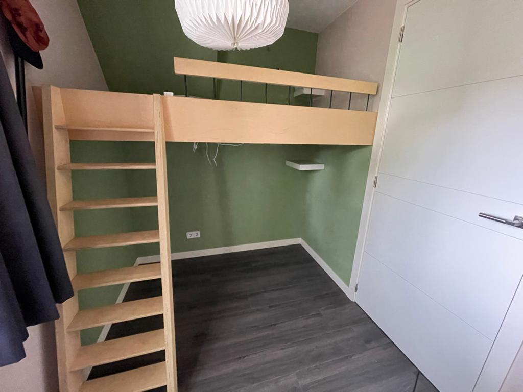 Hoogslaper met trap en ruimte eronder, Huis en Inrichting, Ophalen, Eenpersoons, Zo goed als nieuw, 200 cm