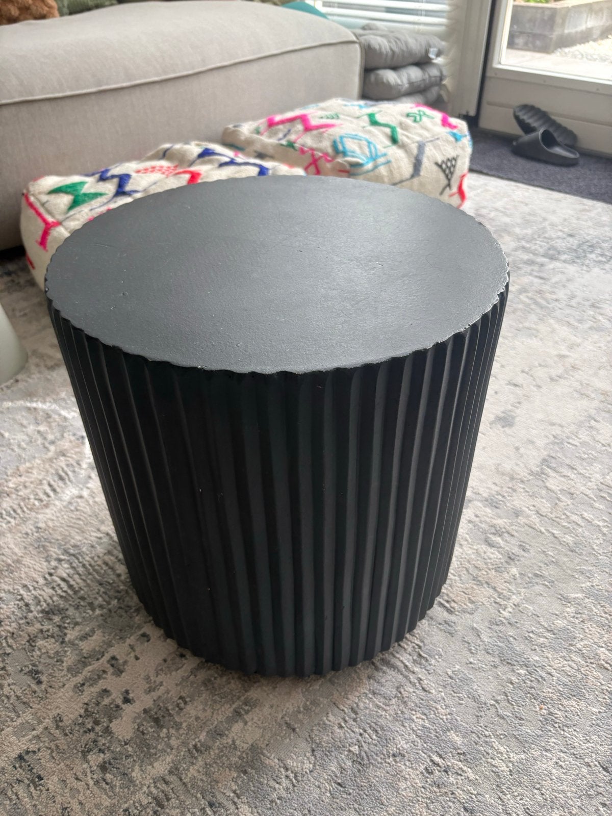 Stijlvolle Zwarte Bijzettafel met Ribbelstructuur, Ophalen, Minder dan 55 cm, Rond, Zo goed als nieuw