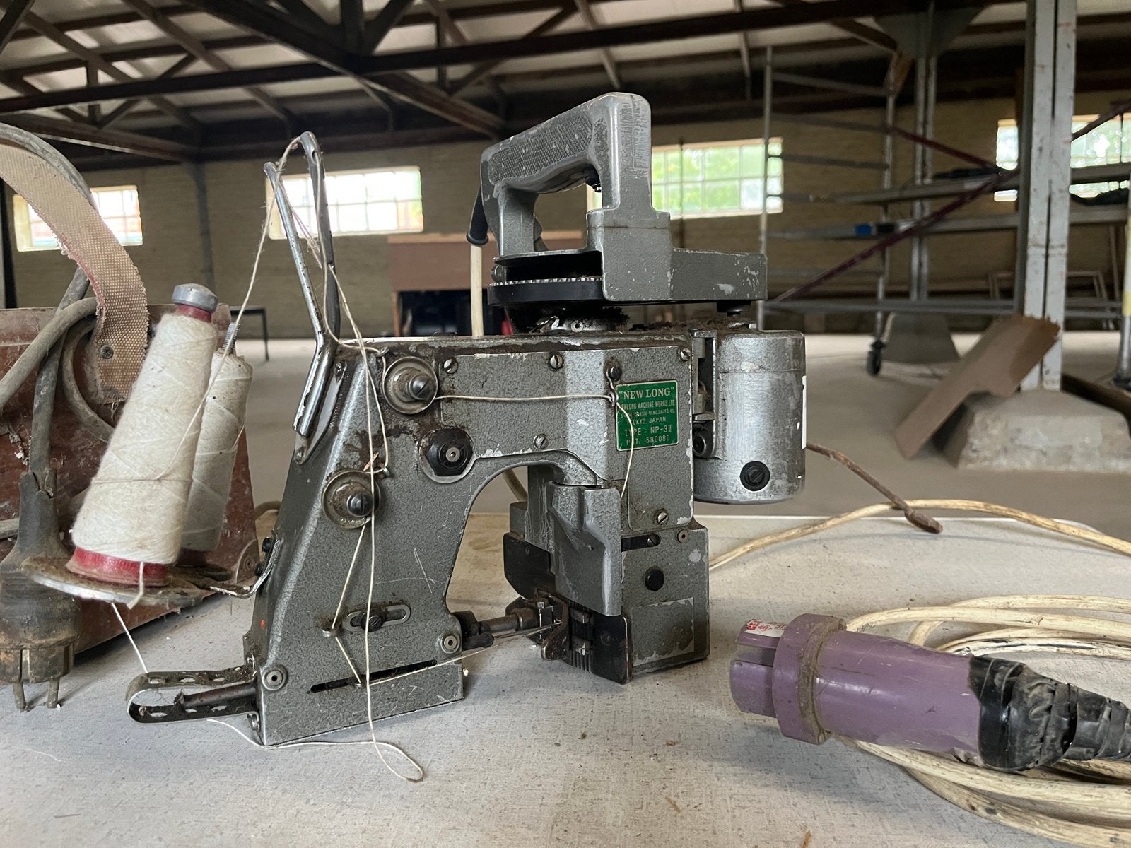 Zakkennaaimachine New Long NP-3II met transformator en garen, Gebruikt, Naaimachine, Industrieel, Ophalen