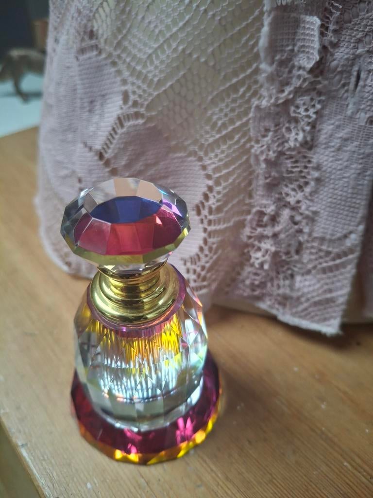Mooi facet geslepen kristallen parfumflesje, Verzenden